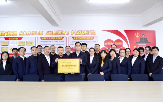 新疆油田公司获评集团公司“储采平衡工作优秀单位”。张巍 摄