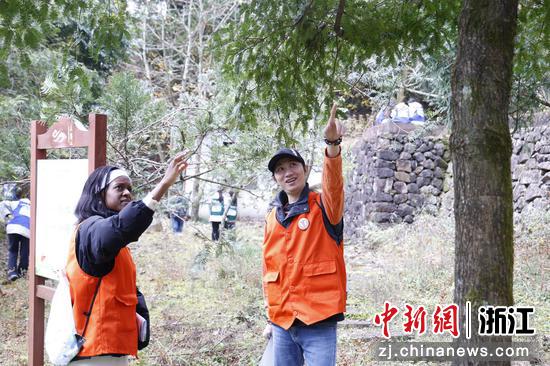 图为选手在比赛中交流。 肖健 摄 图为选手在比赛中交流。 肖健 摄