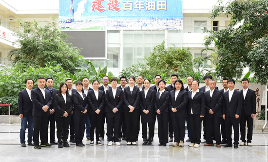 储量矿权研究所全体员工合影。张巍 摄