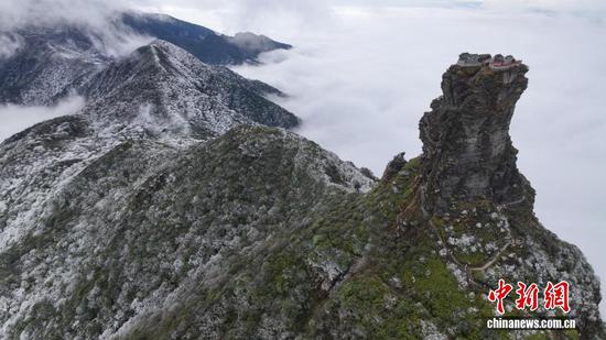 图为在世界自然遗产地梵净山拍摄的雾凇红叶景观。 图为在世界自然遗产地梵净山拍摄的雾凇红叶景观。