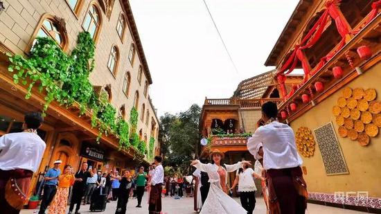 游客在团城 （央广网记者丁安 摄）