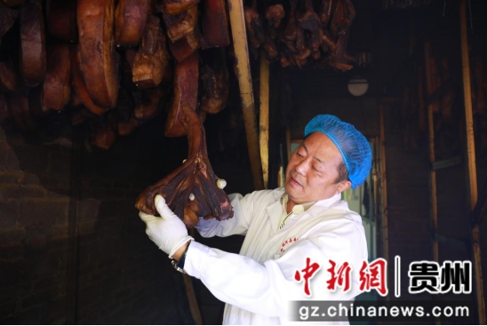 烘烤师傅在查看猪脚熏制情况。杨元红 摄