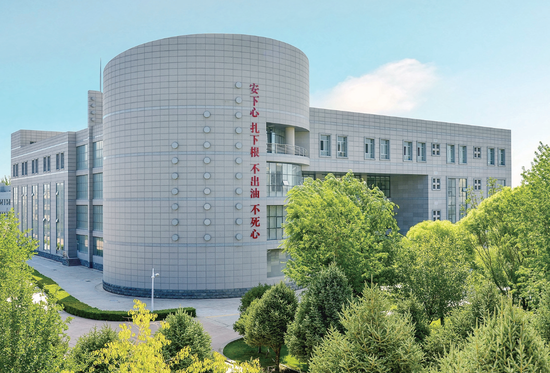 勘探开发研究院内，楼上的标语格外醒目。宋绍宁 摄