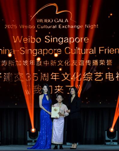 图说 陈明珍(左)和《我们来了》主题曲演唱者唐墨慈(中)在领奖。 图说 陈明珍(左)和《我们来了》主题曲演唱者唐墨慈(中)在领奖。