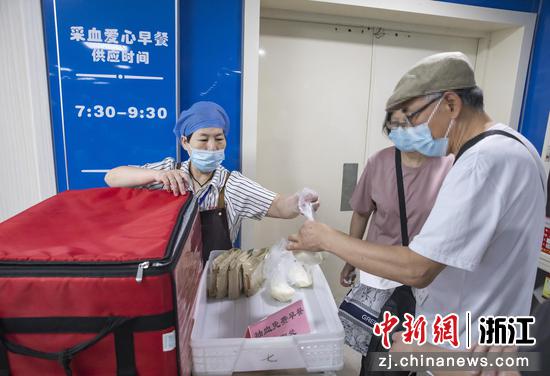 日前,宁波大学附属第一医院为门诊空腹检查患者提供免费爱心早餐。(宁波大学附属第一医院 供图) 日前,宁波大学附属第一医院为门诊空腹检查患者提供免费爱心早餐。(宁波大学附属第一医院 供图)