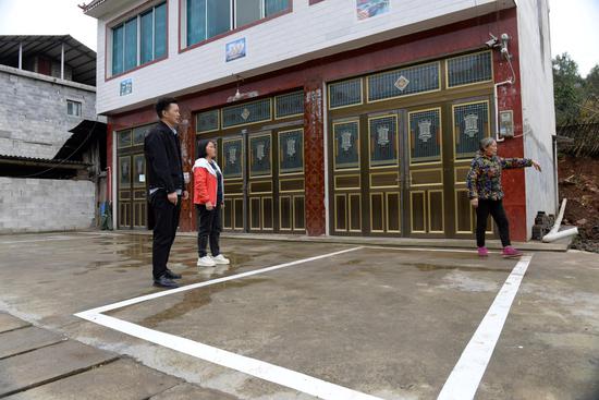 农户院坝规划的停车区。陈昌霖  摄
