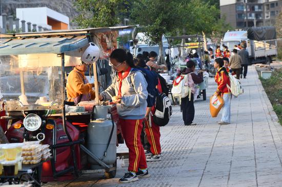 学校周围的潮汐摊位