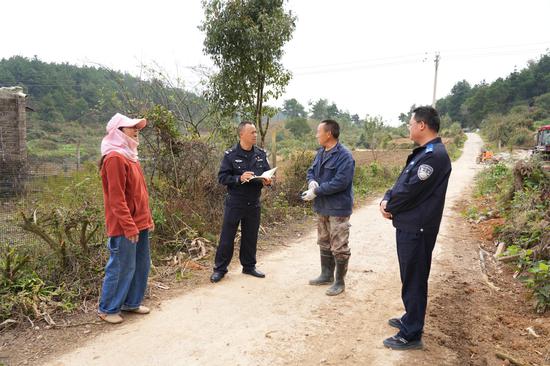 长顺县广顺镇洞口村挂村警长深入田间地头走防群众宣传政策