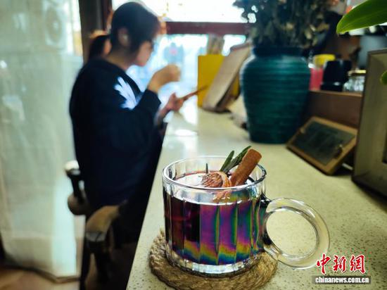11月19日，在天津三七开咖啡酒馆，一款以红酒为基底，搭配香橙清甜与肉桂醇香的热饮热销。　中新社记者 佟郁 摄