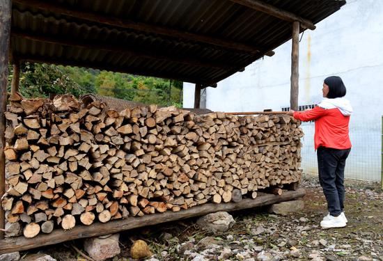 村民家中的柴草堆放区。（陈昌霖  摄）