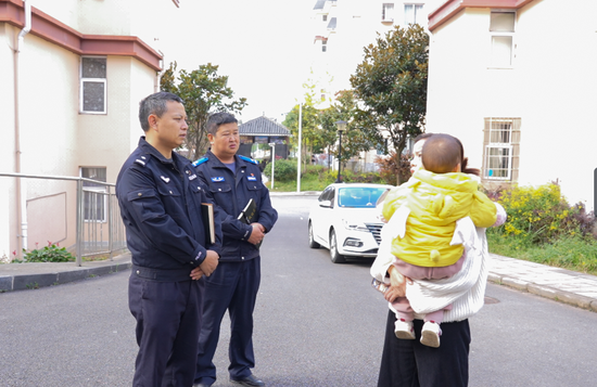 长顺县公安局广顺派出所民警为群众答疑解惑