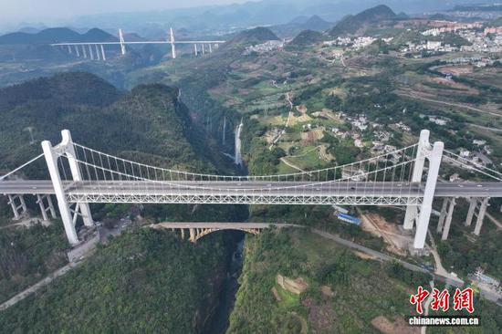 11月20日,航拍贵州兴义金州大桥(中)、马岭河峡谷大桥(下)、马岭河大桥(左上)同框。金州大桥位于贵州省黔西南布依族苗族自治州兴义市,全长1600米,主跨450米,桥高235米。金州大桥将高桥技术与旅游体验相结合,依托跨越马岭河峡谷核心景区优势,创新打造了“桥上瞰山河、桥下观飞瀑”等为一体的桥旅新模式。(无人机照片)中新社记者 瞿宏伦 摄 11月20日,航拍贵州兴义金州大桥(中)、马岭河峡谷大桥(下)、马岭河大桥(左上)同框。金州大桥位于贵州省黔西南布依族苗族自治州兴义市,全长1600米,主跨450米,桥高235米。金州大桥将高桥技术与旅游体验相结合,依托跨越马岭河峡谷核心景区优势,创新打造了“桥上瞰山河、桥下观飞瀑”等为一体的桥旅新模式。(无人机照片)中新社记者 瞿宏伦 摄