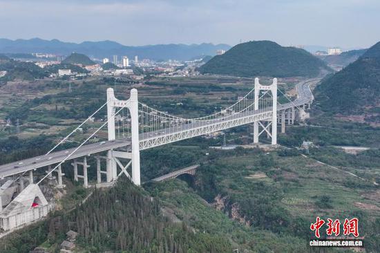 11月20日,航拍贵州兴义金州大桥。金州大桥位于贵州省黔西南布依族苗族自治州兴义市,全长1600米,主跨450米,桥高235米。金州大桥将高桥技术与旅游体验相结合,依托跨越马岭河峡谷核心景区优势,创新打造了“桥上瞰山河、桥下观飞瀑”等为一体的桥旅新模式。(无人机照片)中新社记者 瞿宏伦 摄 11月20日,航拍贵州兴义金州大桥。金州大桥位于贵州省黔西南布依族苗族自治州兴义市,全长1600米,主跨450米,桥高235米。金州大桥将高桥技术与旅游体验相结合,依托跨越马岭河峡谷核心景区优势,创新打造了“桥上瞰山河、桥下观飞瀑”等为一体的桥旅新模式。(无人机照片)中新社记者 瞿宏伦 摄