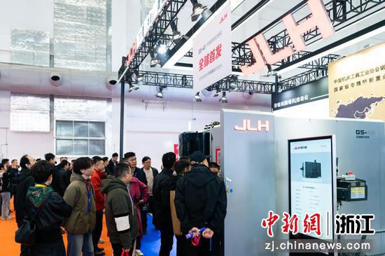 展会现场观众络绎不绝。 陈彦霏 供图 展会现场观众络绎不绝。 陈彦霏 供图