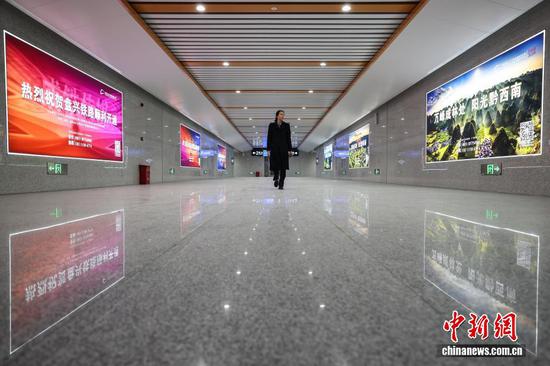 11月19日，贵州省盘州市，贵阳车务段工作人员经过保田站进站通道。