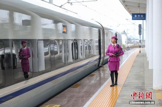 11月20日，贵州省盘州市，贵阳客运段乘务员在盘州站月台巡视。