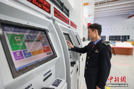 11月19日，贵州省盘州市，贵阳车务段工作人员在保田站设置自动售票机。