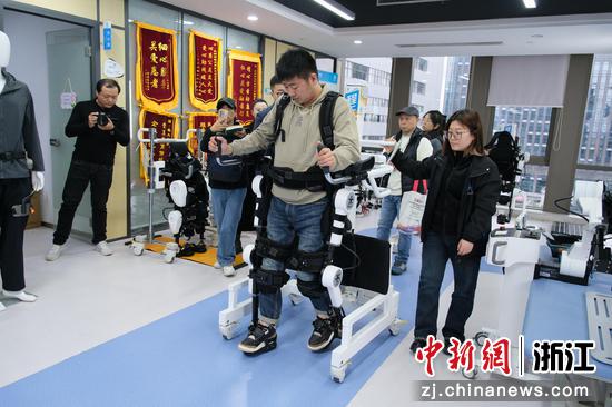 11月17日，行动不便者正在使用康复机器人进行康复训练。曹丹 摄