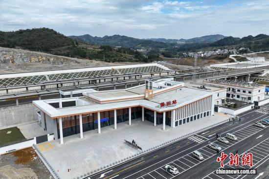 11月19日，航拍位于贵州省盘州市的保田站。