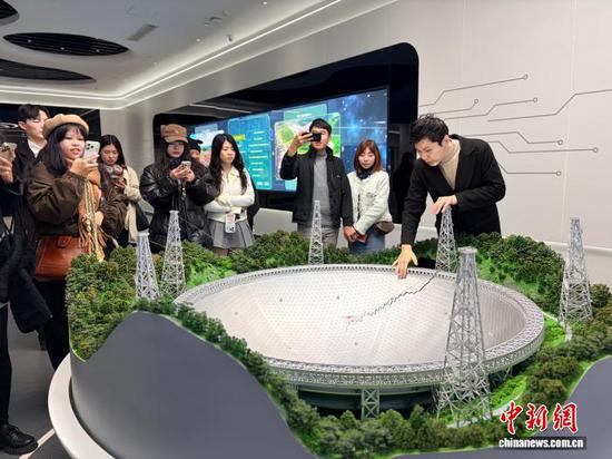 图为2025台湾青年媒体人来黔交流采风团走进国家大数据(贵州)综合试验区展示中心。王秋旭 摄