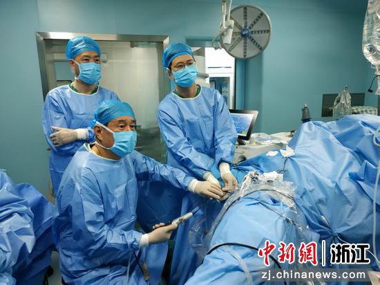 日前，程跃（左前）应用“涡流助推碎石清石输尿管软镜系统”进行肾结石碎石排石手术。受访者&nbsp;供图