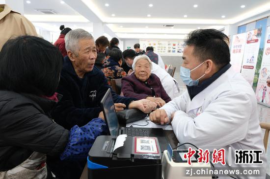 义诊现场。主办方供图 义诊现场。主办方供图