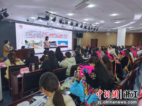 近日,义乌市人社局相关负责人开展城市推介。(义乌市就业和人才管理服务中心供图) 近日,义乌市人社局相关负责人开展城市推介。(义乌市就业和人才管理服务中心供图)