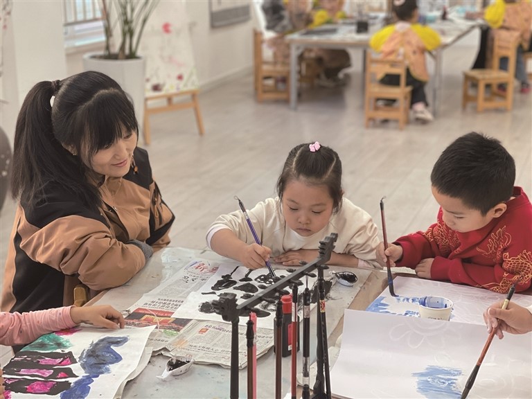 11月10日，昌吉市第九幼儿园大班幼儿正在画画。王 硕摄

