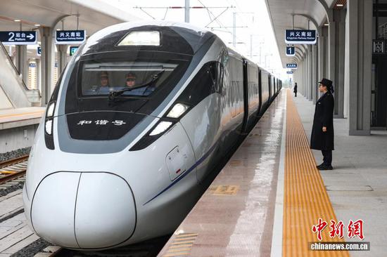 11月20日，贵州省兴义市，55935次运行试验列车停靠在兴义南站。