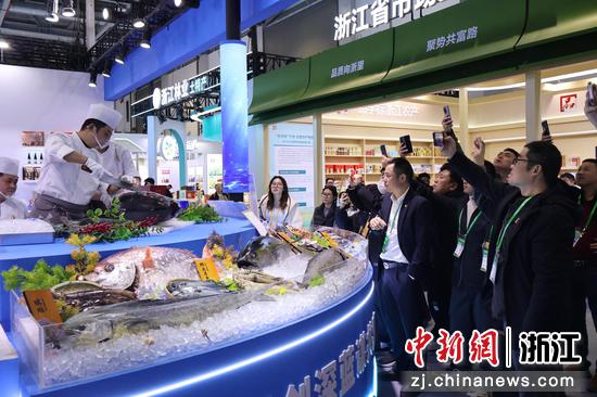 参观者打卡浙江省海洋经济发展厅馆内切分的金枪鱼。 鲍梦妮 摄 参观者打卡浙江省海洋经济发展厅馆内切分的金枪鱼。 鲍梦妮 摄