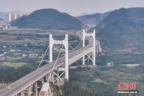 11月20日,航拍贵州兴义金州大桥。金州大桥位于贵州省黔西南布依族苗族自治州兴义市,全长1600米,主跨450米,桥高235米。金州大桥将高桥技术与旅游体验相结合,依托跨越马岭河峡谷核心景区优势,创新打造了“桥上瞰山河、桥下观飞瀑”等为一体的桥旅新模式。(无人机照片)中新社记者 瞿宏伦 摄 11月20日,航拍贵州兴义金州大桥。金州大桥位于贵州省黔西南布依族苗族自治州兴义市,全长1600米,主跨450米,桥高235米。金州大桥将高桥技术与旅游体验相结合,依托跨越马岭河峡谷核心景区优势,创新打造了“桥上瞰山河、桥下观飞瀑”等为一体的桥旅新模式。(无人机照片)中新社记者 瞿宏伦 摄