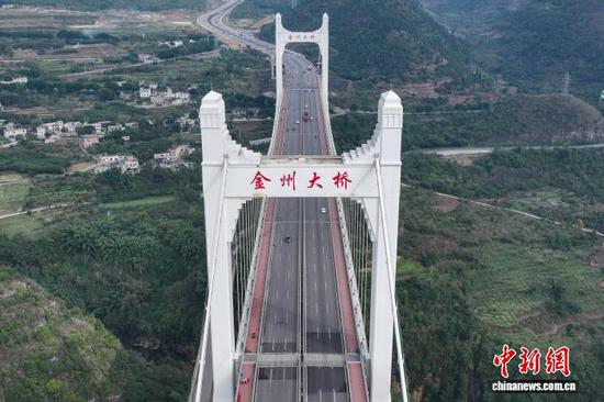 11月20日,航拍贵州兴义金州大桥。金州大桥位于贵州省黔西南布依族苗族自治州兴义市,全长1600米,主跨450米,桥高235米。金州大桥将高桥技术与旅游体验相结合,依托跨越马岭河峡谷核心景区优势,创新打造了“桥上瞰山河、桥下观飞瀑”等为一体的桥旅新模式。(无人机照片)中新社记者 瞿宏伦 摄 11月20日,航拍贵州兴义金州大桥。金州大桥位于贵州省黔西南布依族苗族自治州兴义市,全长1600米,主跨450米,桥高235米。金州大桥将高桥技术与旅游体验相结合,依托跨越马岭河峡谷核心景区优势,创新打造了“桥上瞰山河、桥下观飞瀑”等为一体的桥旅新模式。(无人机照片)中新社记者 瞿宏伦 摄