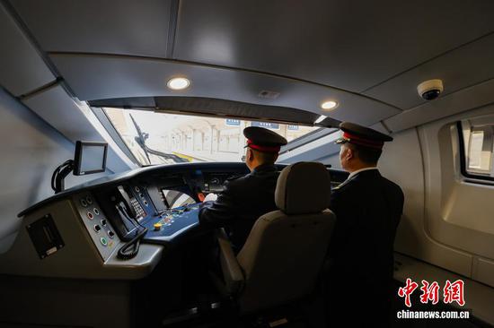 11月20日，贵州省兴义市，贵阳机务段司机驾驶55936次运行试验列车驶出兴义南站。