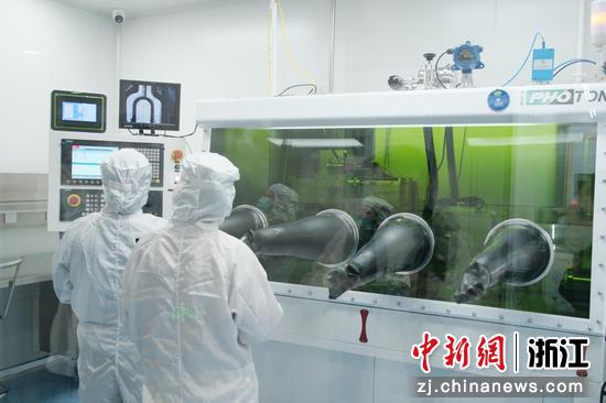 11月17日，杭州青石永隽医疗设备有限公司实验室一景。曹丹 摄