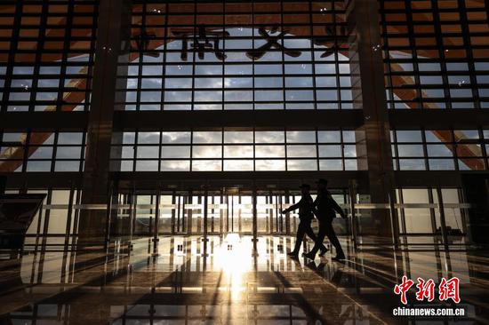 11月19日，贵州省兴义市，贵阳铁路公安处铁路警察在兴义南站候车大厅巡逻。