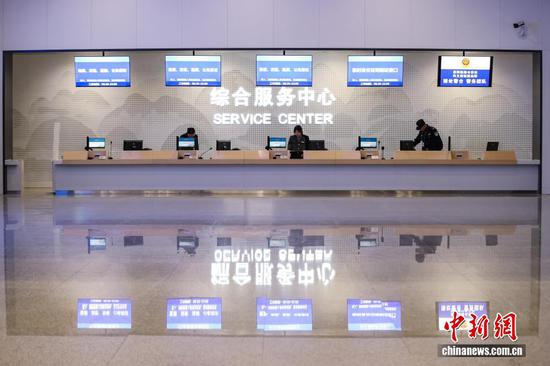 11月19日，贵州省兴义市，工作人员在兴义南站综合服务中心整理设备。