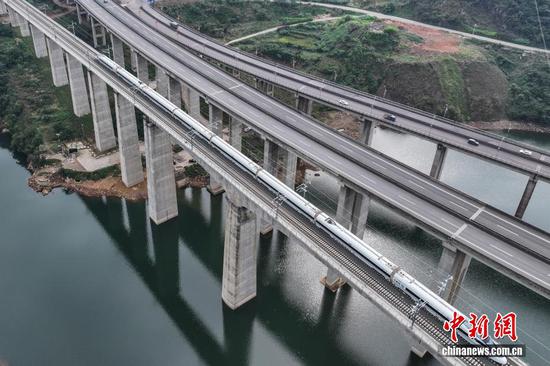 11月20日，贵州省兴义市，55934次运行试验列车行驶在盘兴高铁纳怀河特大桥上。