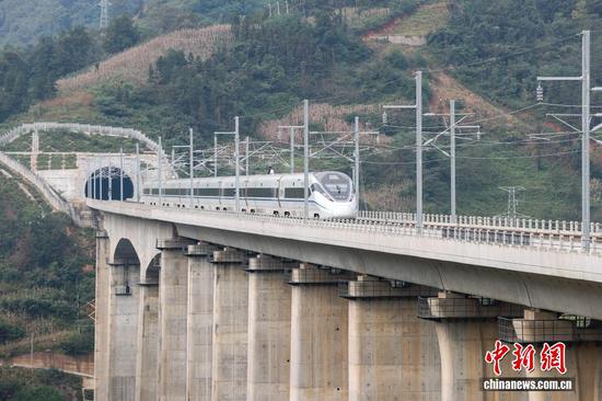 11月20日，贵州省兴义市，55934次运行试验列车行驶在盘兴高铁纳怀河特大桥上。