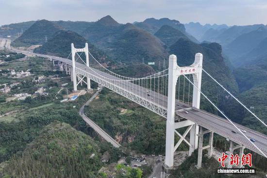 11月20日,航拍贵州兴义金州大桥。金州大桥位于贵州省黔西南布依族苗族自治州兴义市,全长1600米,主跨450米,桥高235米。金州大桥将高桥技术与旅游体验相结合,依托跨越马岭河峡谷核心景区优势,创新打造了“桥上瞰山河、桥下观飞瀑”等为一体的桥旅新模式。(无人机照片)中新社记者 瞿宏伦 摄 11月20日,航拍贵州兴义金州大桥。金州大桥位于贵州省黔西南布依族苗族自治州兴义市,全长1600米,主跨450米,桥高235米。金州大桥将高桥技术与旅游体验相结合,依托跨越马岭河峡谷核心景区优势,创新打造了“桥上瞰山河、桥下观飞瀑”等为一体的桥旅新模式。(无人机照片)中新社记者 瞿宏伦 摄