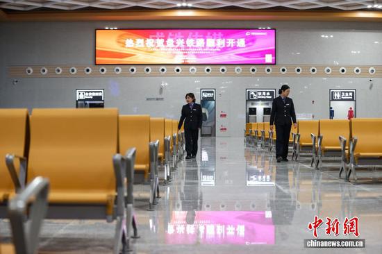 11月19日，贵州省兴义市，贵阳车务段工作人员在兴义南站检查座椅。