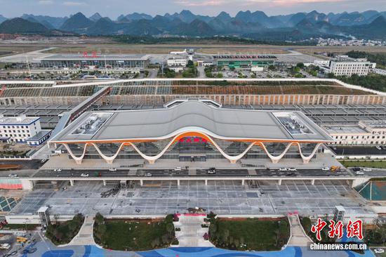 11月19日，航拍位于贵州省兴义市的兴义南站。