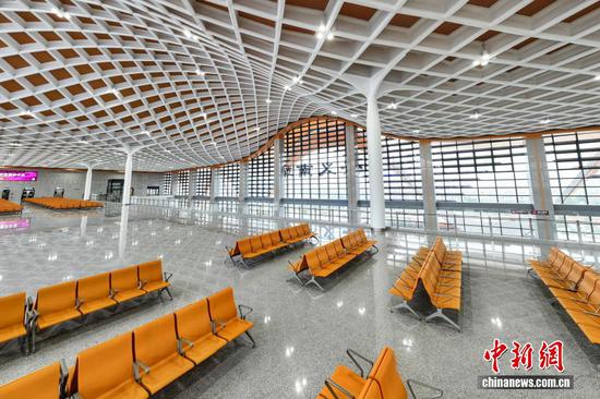 11月20日，航拍位于贵州省兴义市的兴义南站候车大厅。