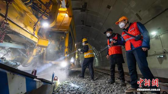 图为施工作业中。　国铁成都局供图