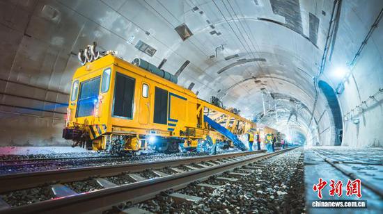 图为桥隧清筛车作业中。　国铁成都局供图