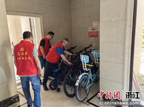 机关党员在社区做志愿服务。 项华金 供图 机关党员在社区做志愿服务。 项华金 供图