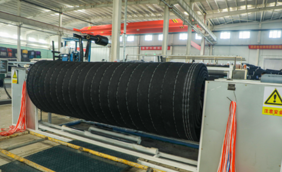 阿拉尔市驰疆农业科技发展有限公司生产车间里，全自动设备在制作大棚棉被。冯佳乐 摄