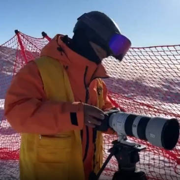玩摄影的江南小伙成了新疆“雪场上的摄像头”