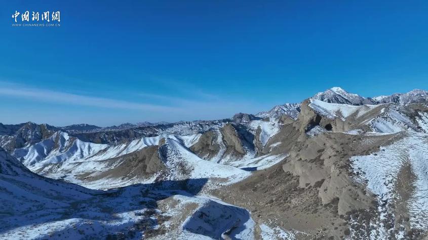 新疆轮台北山迎来今冬首场降雪，成群牦牛漫步雪原