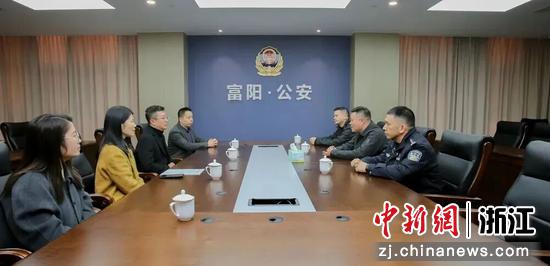 企业负责人与公安民警交流。富阳公安 供图 企业负责人与公安民警交流。富阳公安 供图