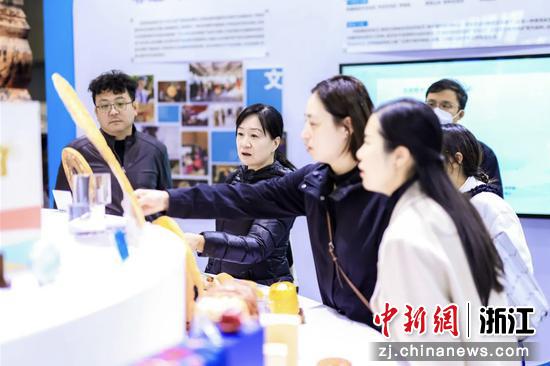 展区吸引参观者。浙江省援疆指挥部供图